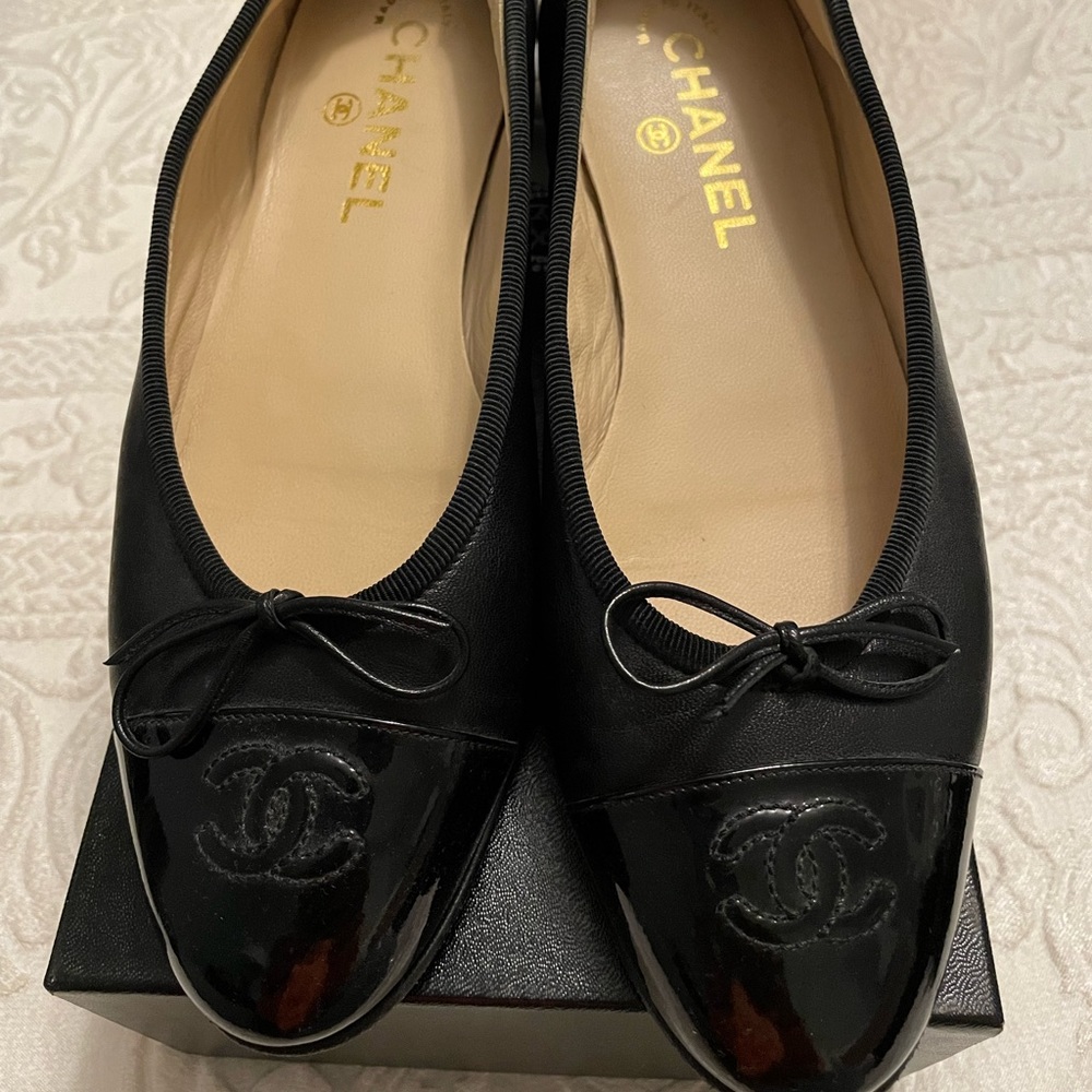 CHANEL CC bow tie patent leather ballet flats